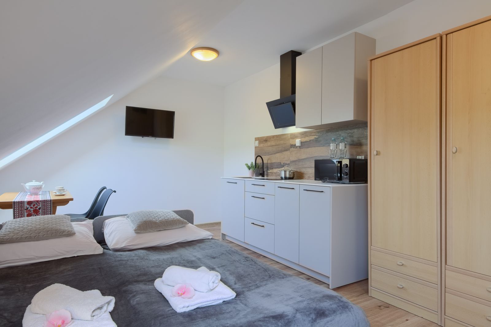 Apartament Balonowy na poddaszu Willi OdNova Tylicz z łóżkiem, aneksem kuchennym i dwiema szafami