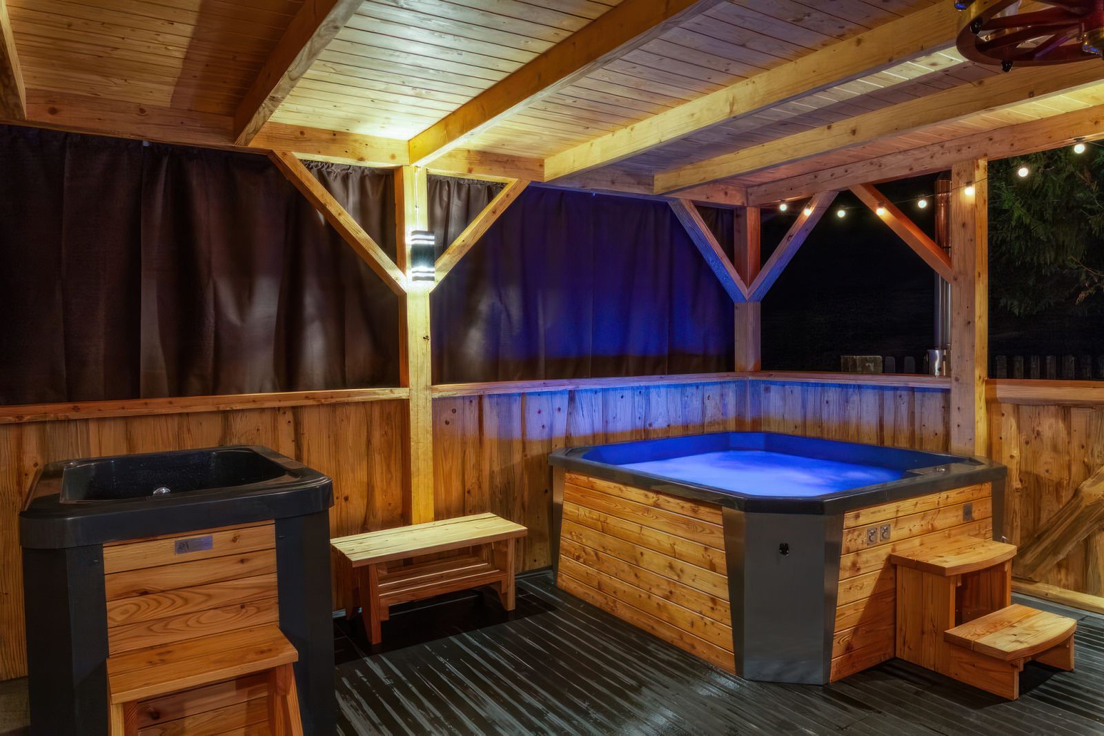 Sauna fińska Willa OdNova Tylicz - drewniane ławki, tradycyjny piec z kamieniami grzejnymi, naturalne drewno