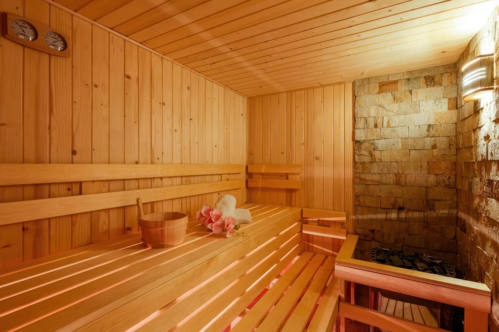 Sauna fińska SPA Willa OdNova - drewniane ławki, piec grzejny z kamieniami, relaks w Tyliczu