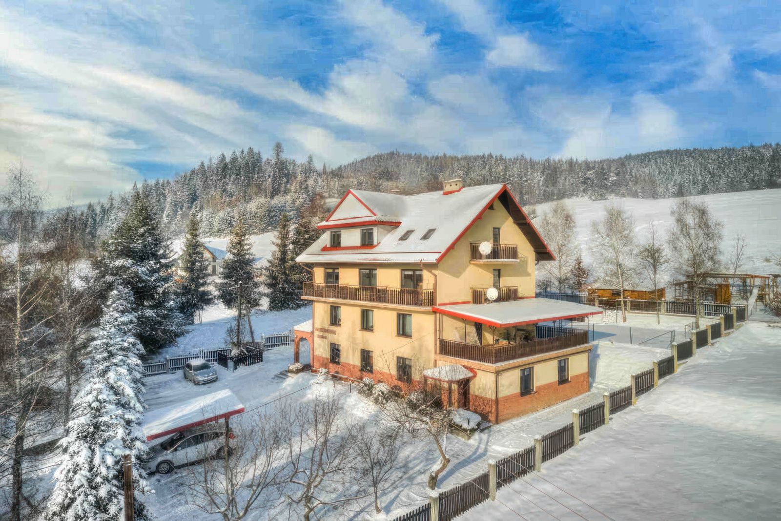 Willa OdNova zimą z lotu ptaka - śnieg, czerwony dach, las zimowy, Beskid Sądecki
